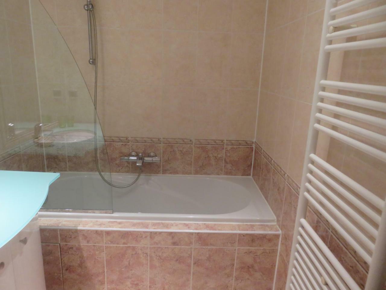 Seafront Haven: Modern 2-bed With Pool Apartment Cannes