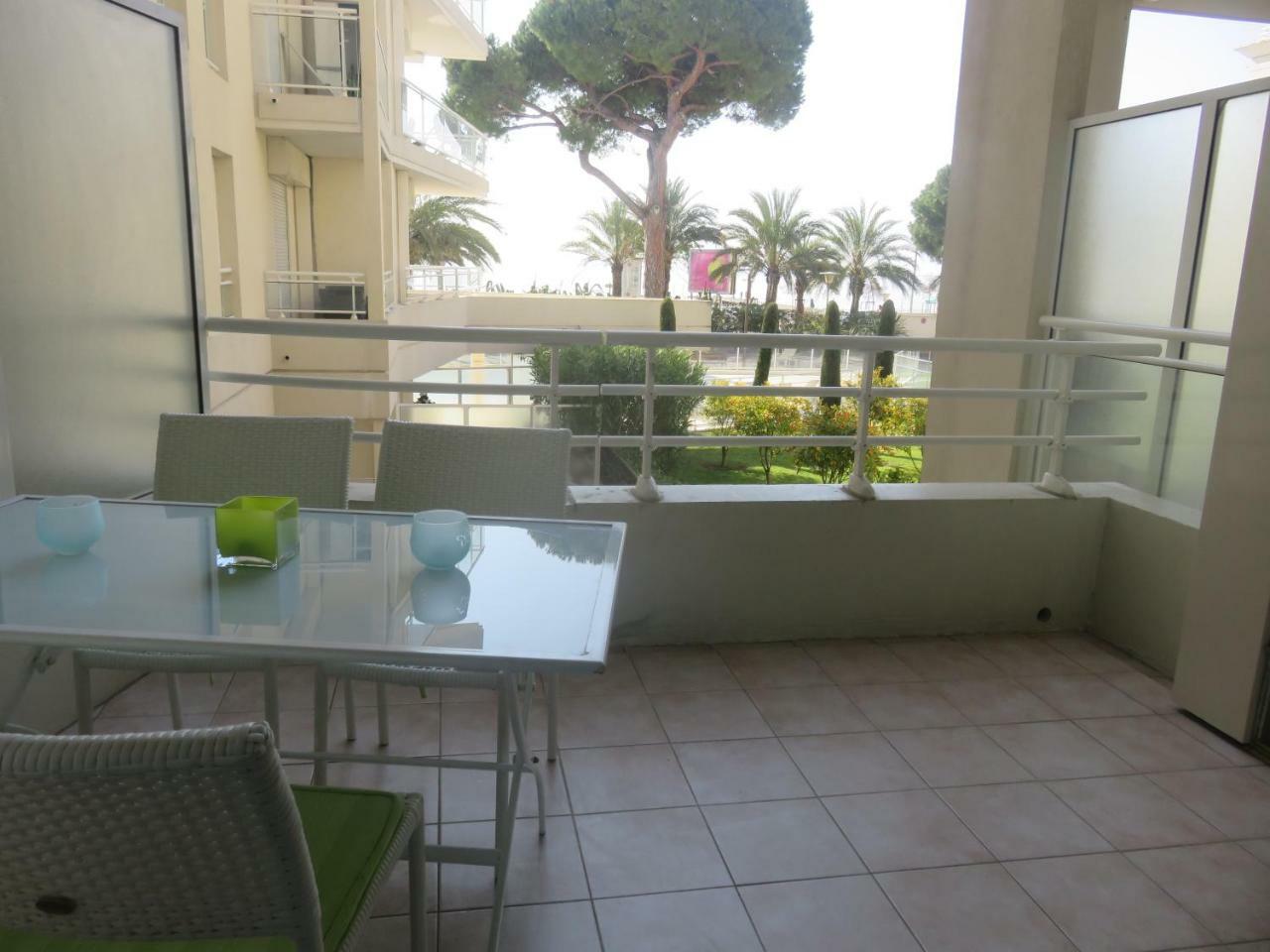 Apartment Seafront Haven: Modern 2-bed With Pool *