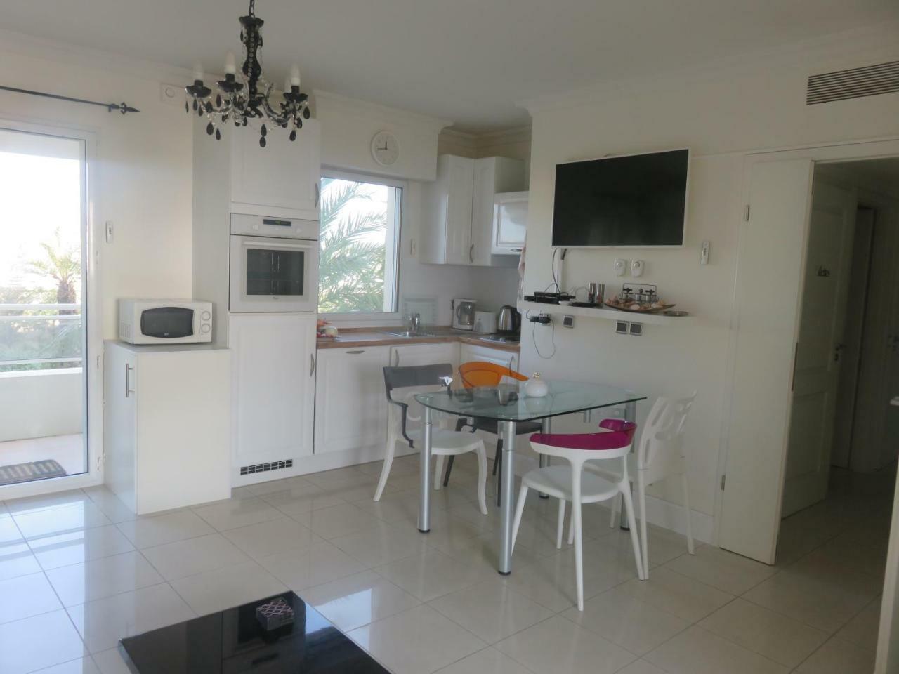 Apartment Seafront Haven: Modern 2-bed With Pool