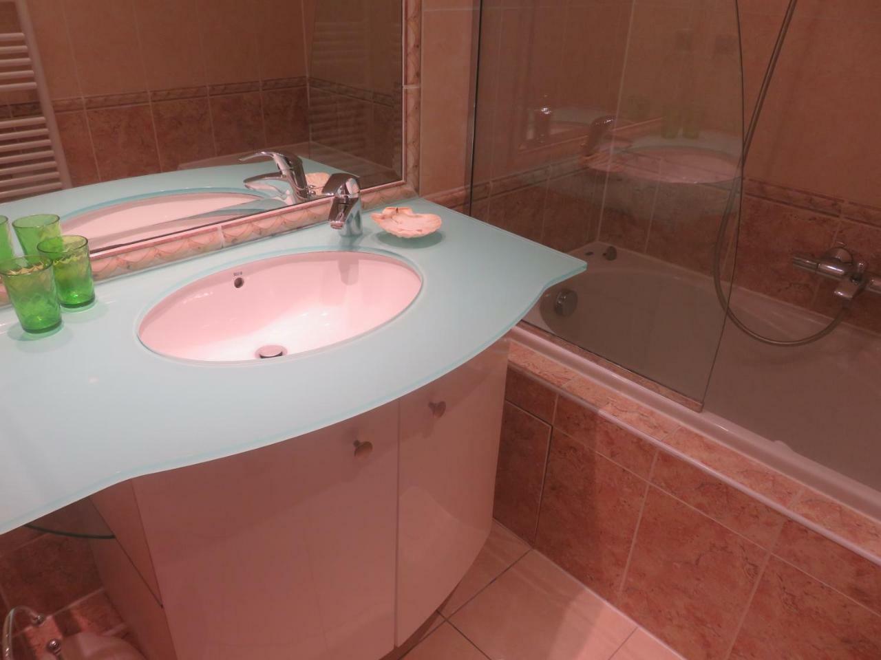 Apartment Seafront Haven: Modern 2-bed With Pool Cannes