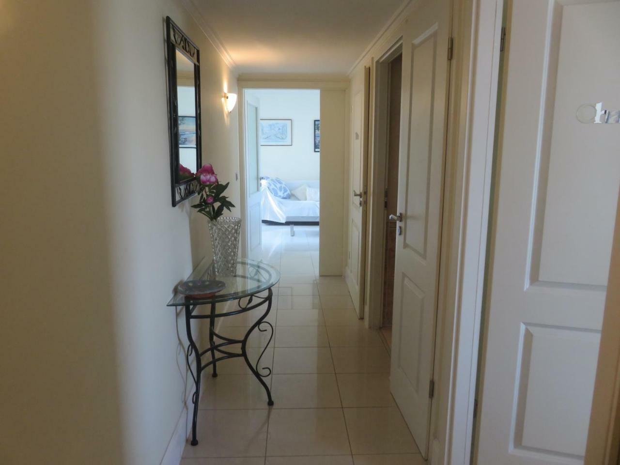 Seafront Haven: Modern 2-bed With Pool Cannes