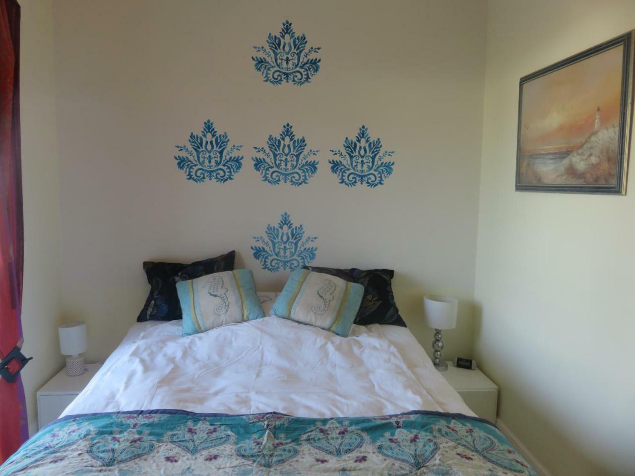 Seafront Haven: Modern 2-bed With Pool Apartment *
