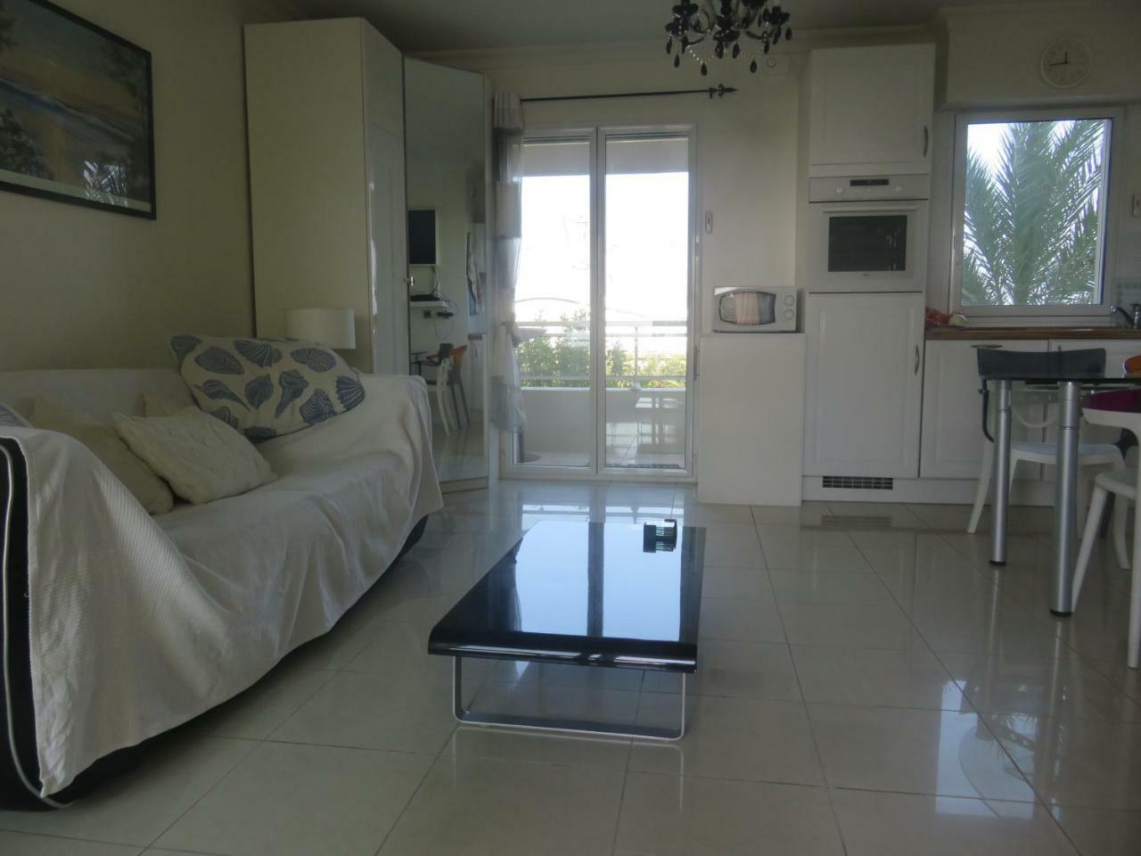 Seafront Haven: Modern 2-bed With Pool Apartment Cannes