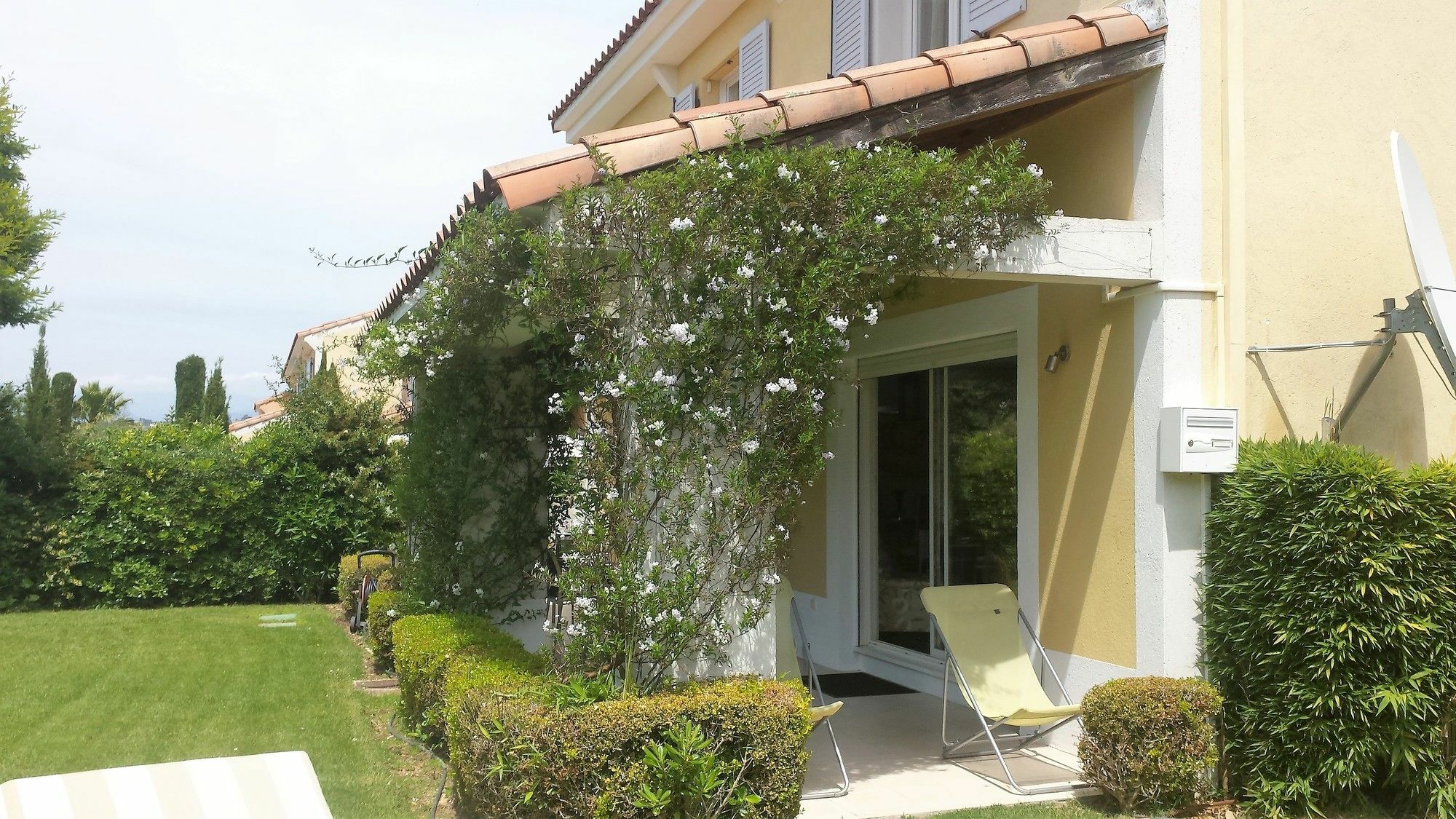 Elegant Beautiful Garden Apartment