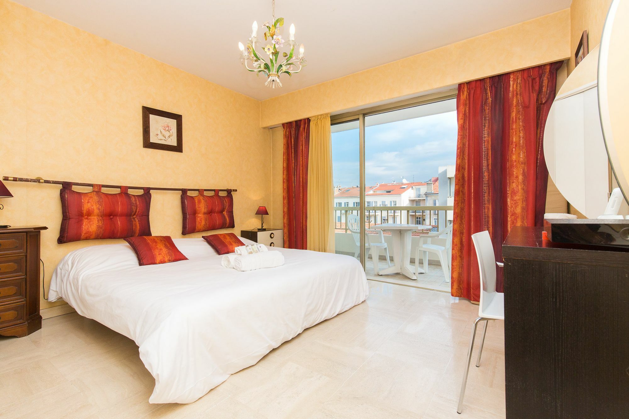 Palais Royal Yourhosthelper * Cannes