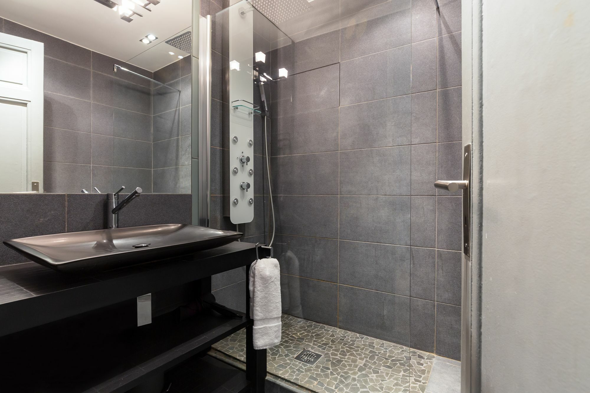 Modern: 2-bed With Aircon *