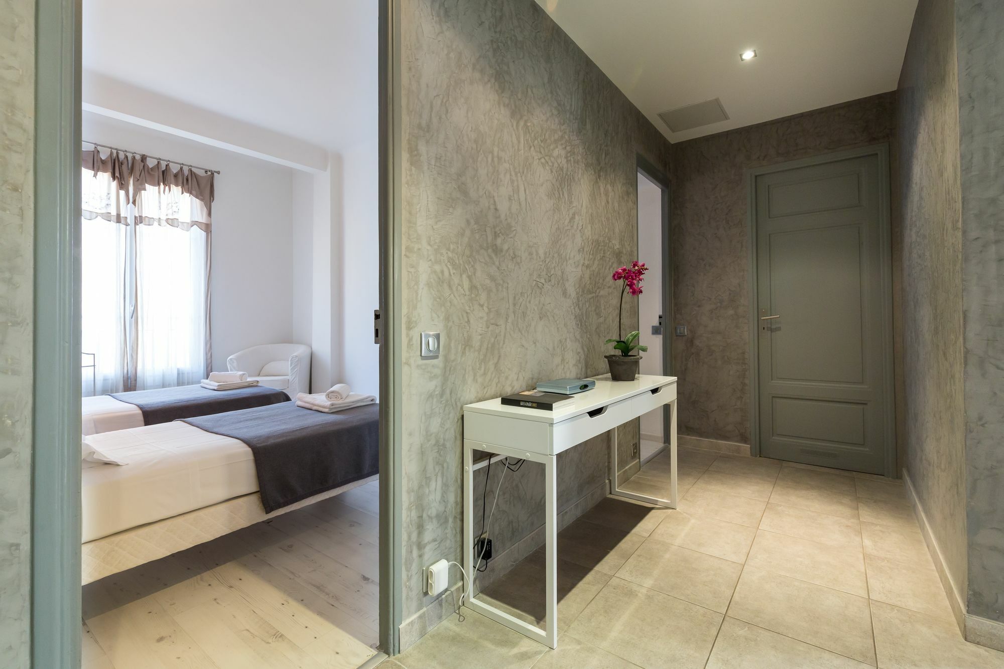 Modern: 2-bed With Aircon Cannes